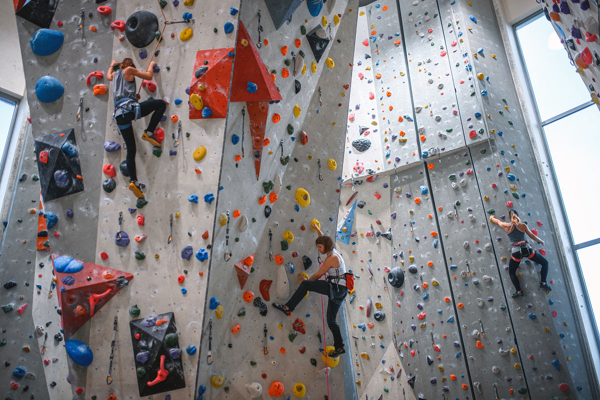 以户外攀岩有什么是初学者必须要注意的事？为题写一篇1000字文章