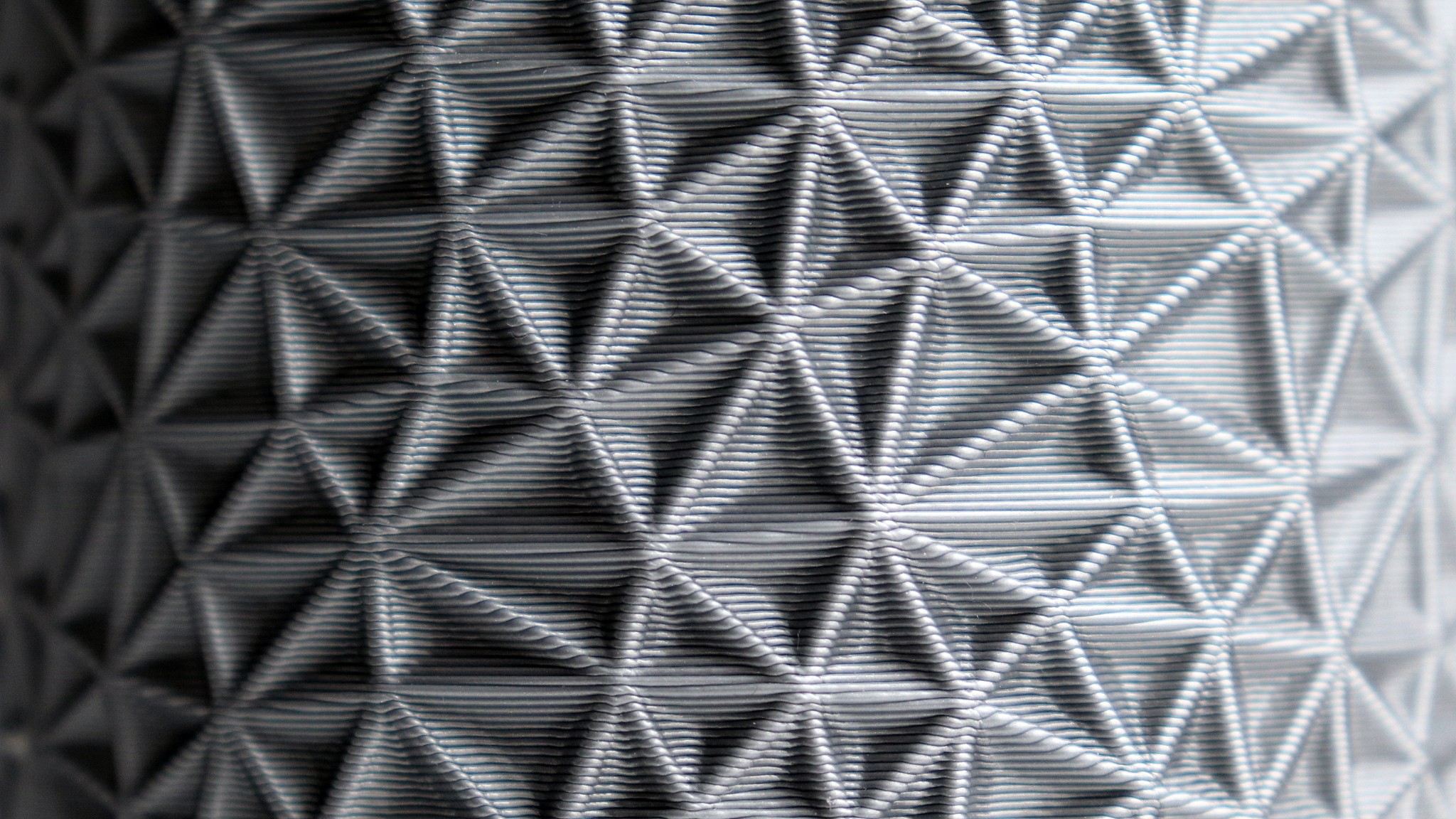 假设你是一位即将毕业的大学生正在写毕业论文但是重复率太高需要降低重复率请用中文对以下内容进行改写：纹理映射技术和三维模型构建的关系密切相互交织。在构建三维模型时仅仅简单地将几何框架组合起来是不够的还需要为其表面和内部进行纹理贴图以使三维模型更加逼真。选择和质量上乘的纹理材料对于三维模型的视觉效果具有决定性影响纹理贴图的质量更是至关重要。