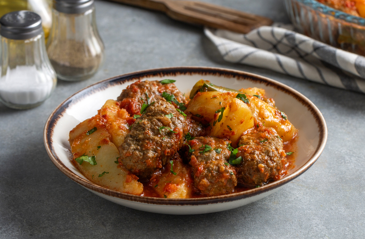 传统自制土耳其美食:伊兹密尔肉丸(izmir kofte),配酱