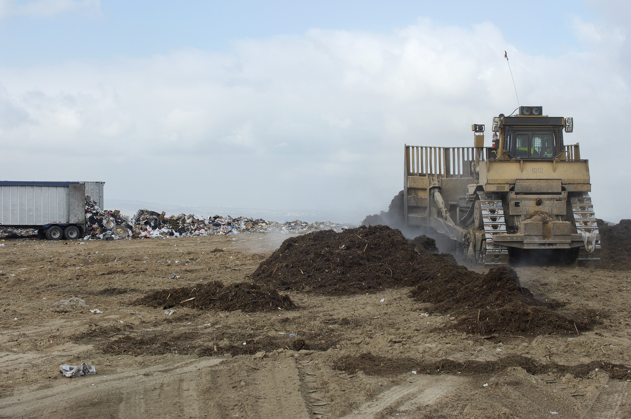 translate to chinese. A dumping site for waste rock has been allocated to propery store the waste material safely on site.