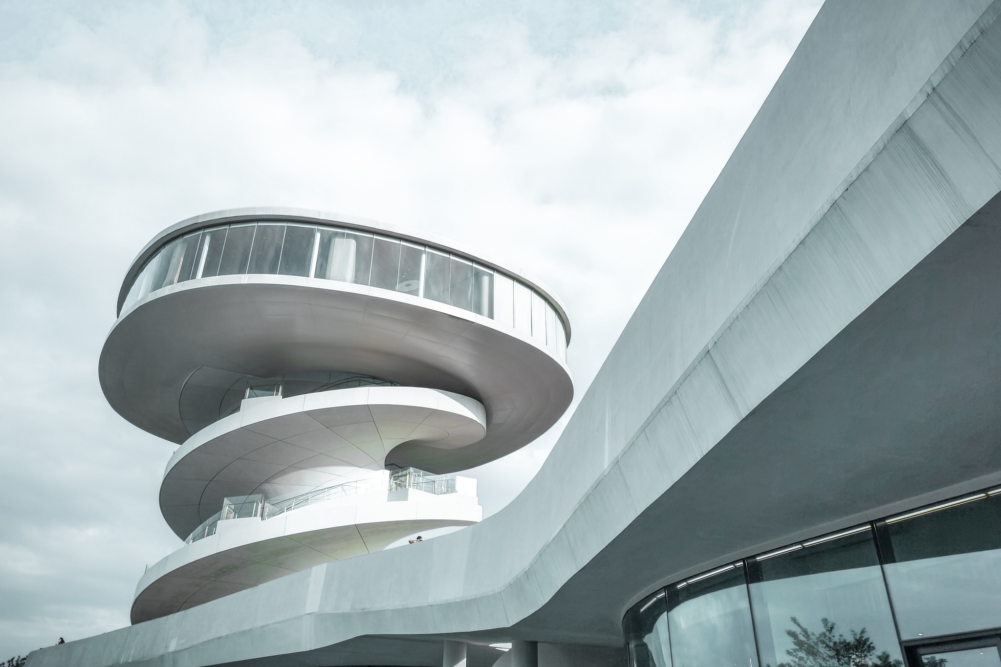 1	通过收集现代建筑的经典案例谈谈这些作品对于未来建筑的借鉴意义 300字