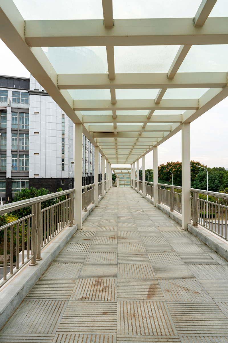 户外廊架坐凳维护保养施工案例 - 敬业维护，确保安全舒适