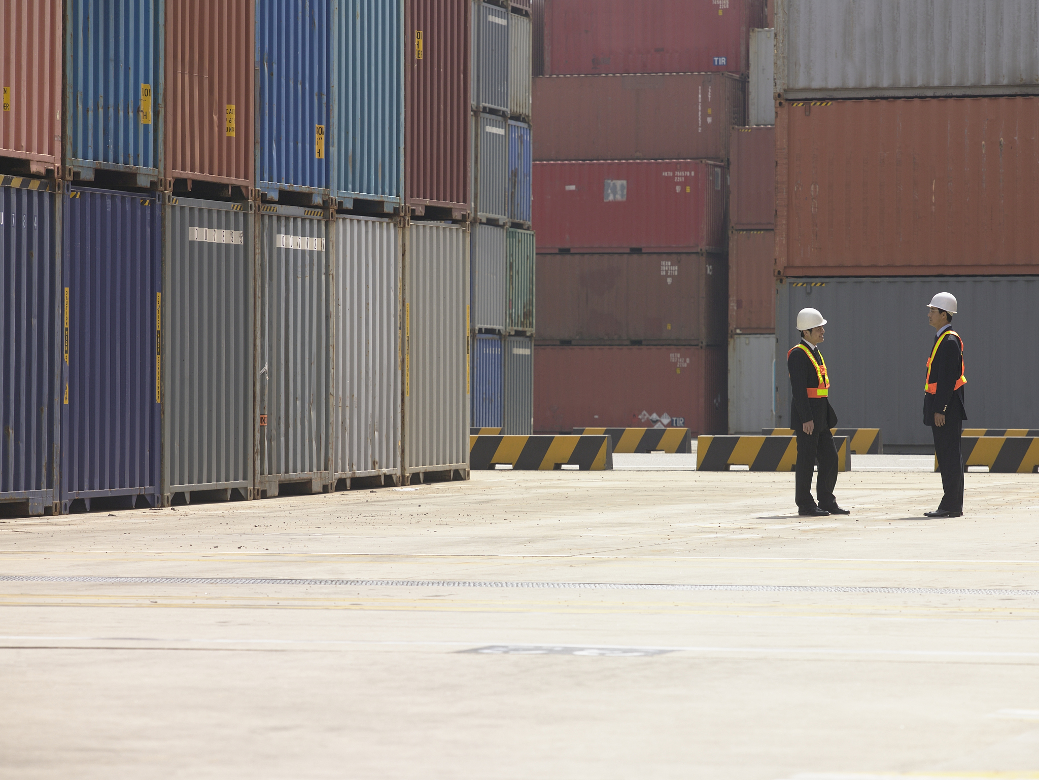 铁路运输货物的交接方法包括以下几个步骤：1货物装车：货主将货物装车并在车辆上标明货物种类、数量、重量等信息。2到站验收：当货物到达目的地站点时铁路公司会进行验收检查货物的包装、标识、数量等是否符合要求。3货物卸车：经过验收后铁路公司会安排卸车将货物卸下并放置在货场。4货物交接：货主需要前往货场进行货物交接并提交相关的运输单据和证明文件。5签收确认：铁路公司会对货物进行签收确认并将签收单据交给货主。