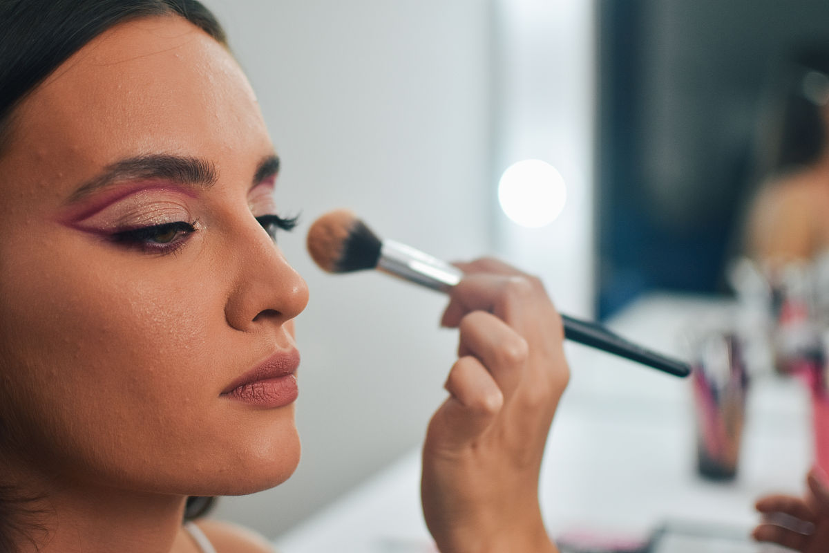 给我一篇关于如何为客户选择合适的妆容的500字文章