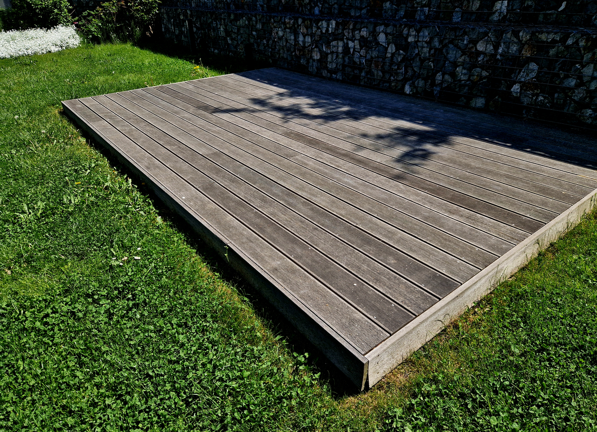 户外地板打造最美舒适庭院露台如何打造舒适？户外专用地板它来了庭院花园风地板施工静坐亭前谈笑流年