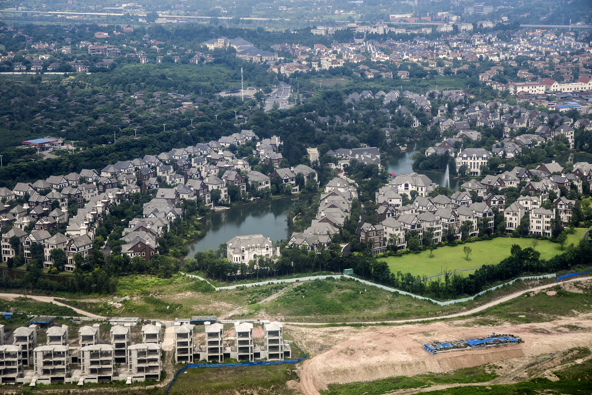 写五个朋友圈预热精简文案品牌：瑰途 活动：四周年庆典瑰途狂欢月充500送300 年终钜惠粉丝回馈。