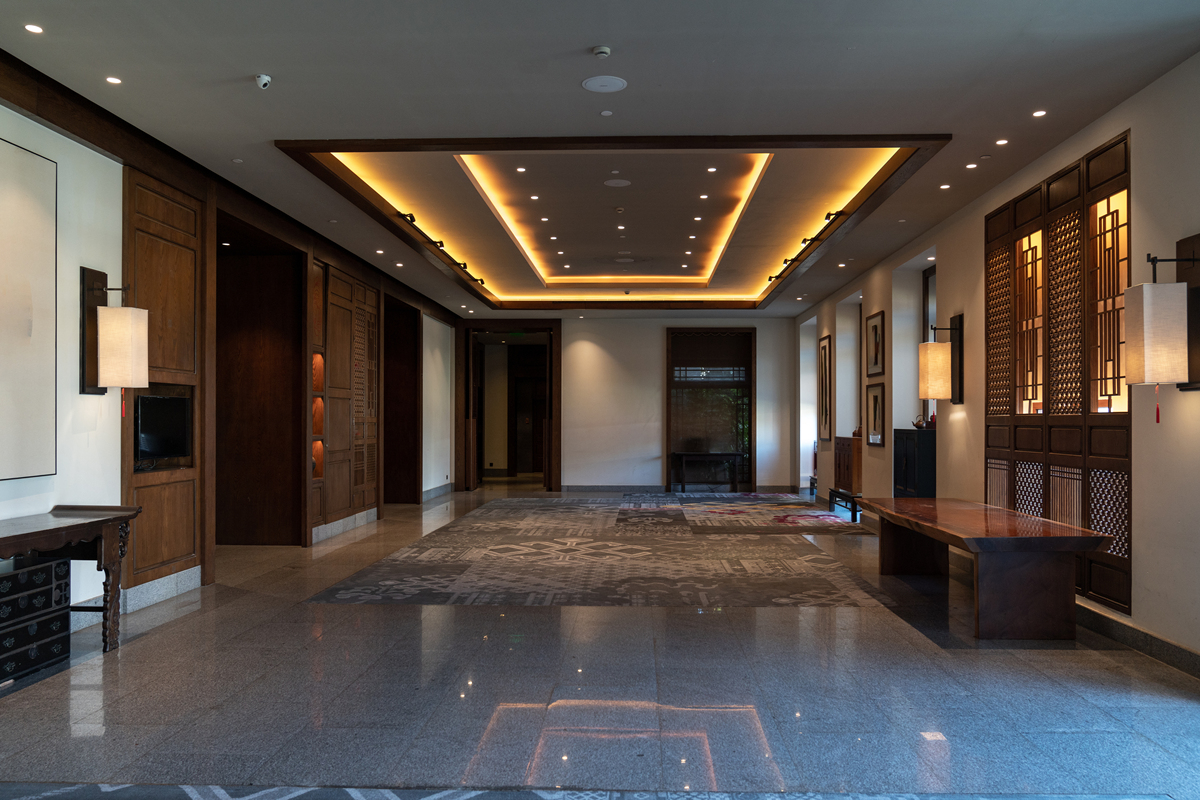 給我一個酒店的設計文案該設計風格是現代簡約、中式典雅