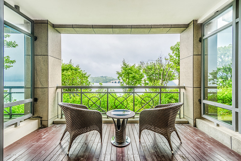 使用家居博主的口吻写篇1000字封闭式阳台怎么装修比较有设计感？的文章要有和读者互动语句带标题