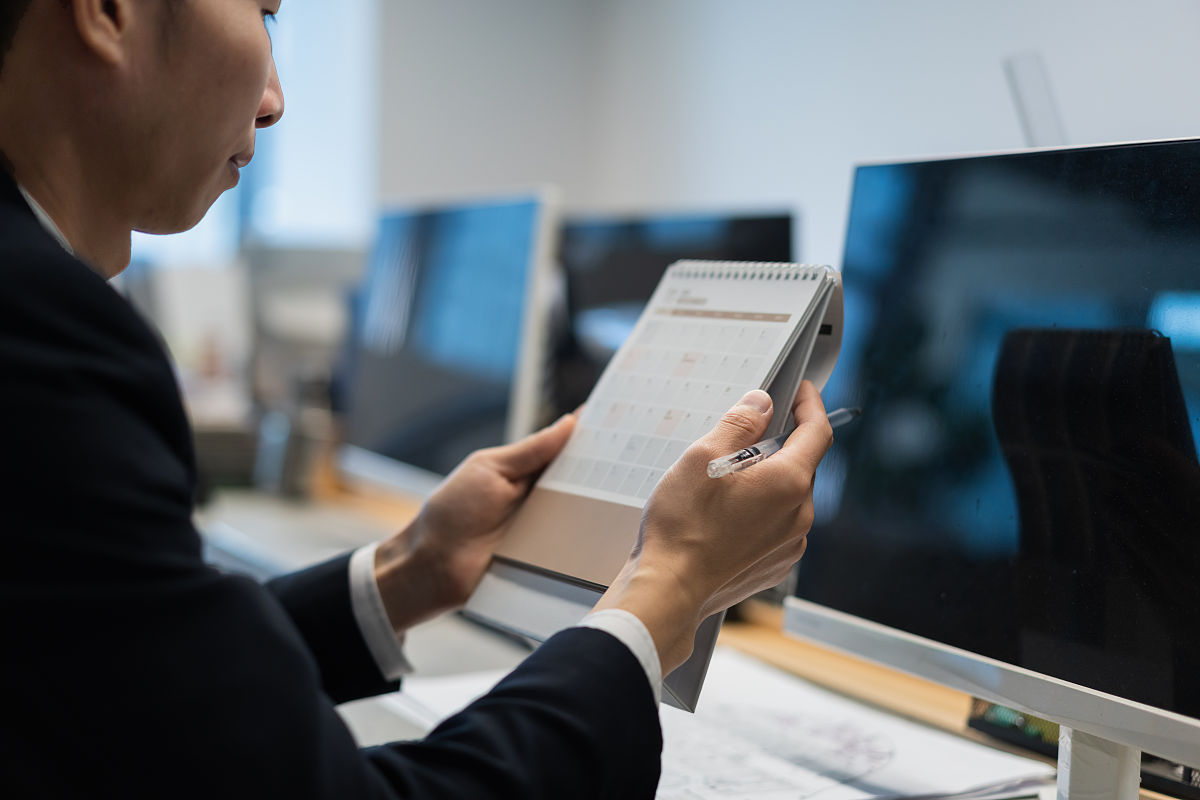 日期格式转换工具：将日期格式从 YYYY-MM-DD 转换为 MM/DD/YYYY