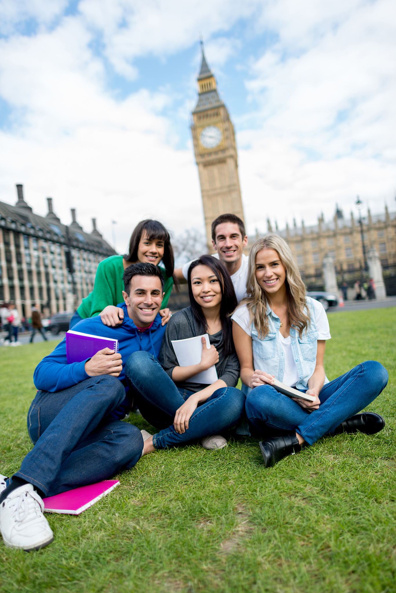 我现在是一个初中生生活在一个普通家庭想到英国留学要有什么条件？