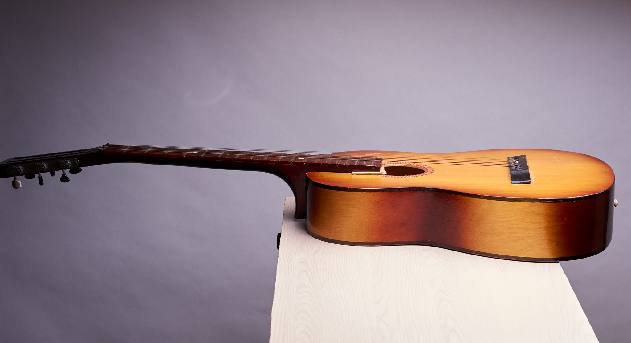 文艺复兴时期的西班牙古典乐器 - 维韦拉琴 (Vihuela) 全面介绍