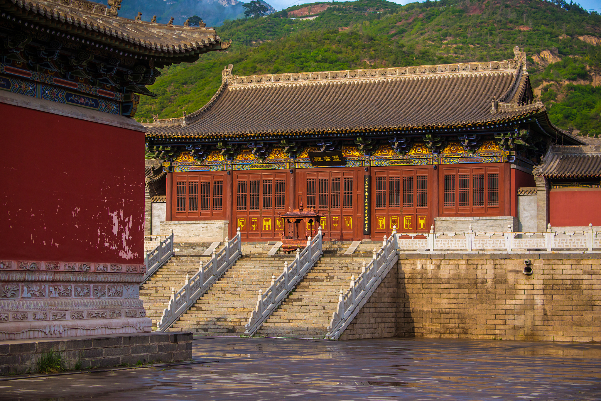 黄灵寺在山的什么位置寺门在什么方向帮我用200字详细描述