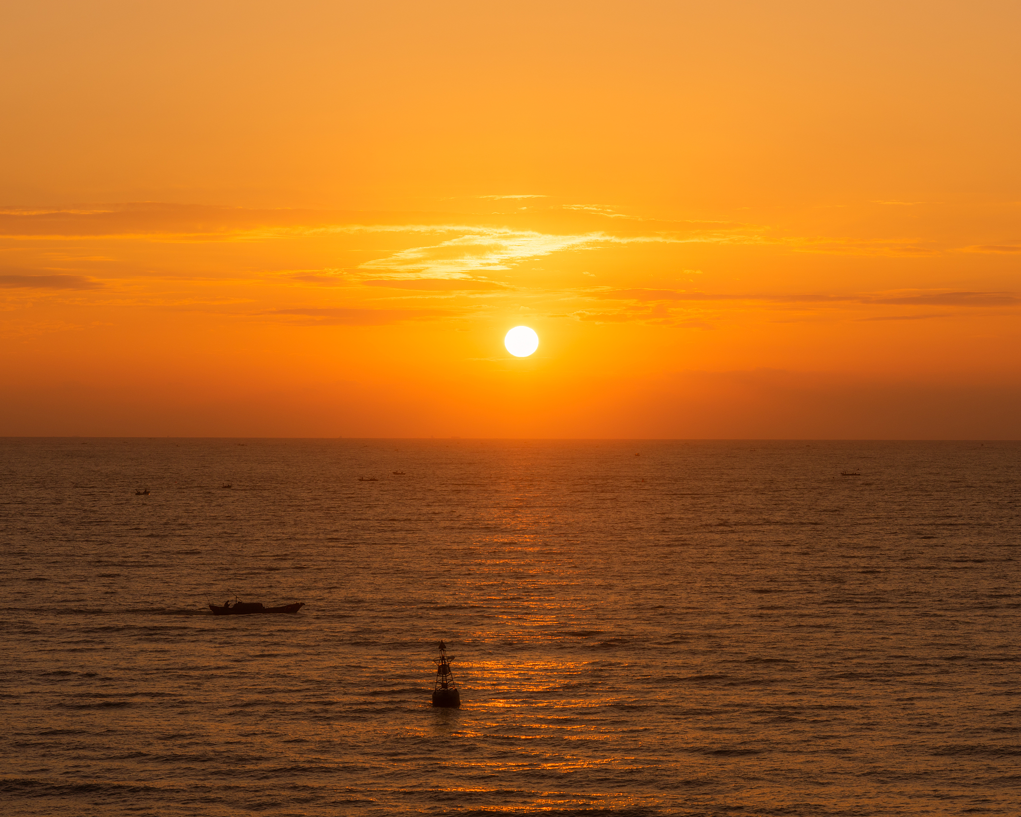 海边追日落：暮云翻波，浪花飘散，余晖映照沙滩 - 古诗续写