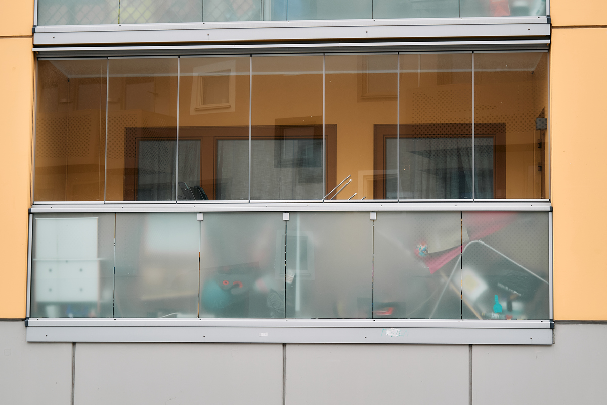 翻译：窗户安全防护要求 - 抗冲击玻璃或栅栏