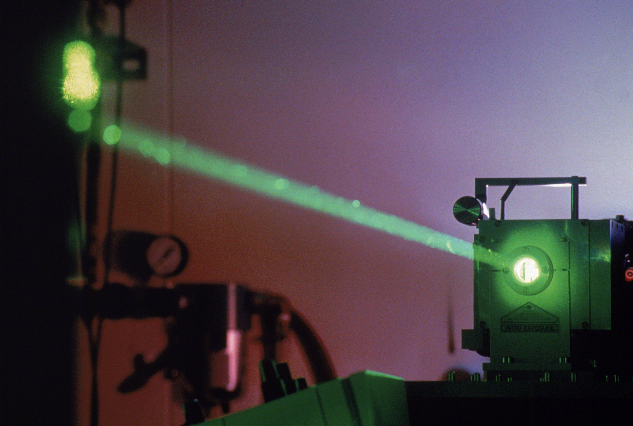 本系统采用雷达成像技术进行定位传感器及人工控制做辅助。雷达成像主要作为主控传感器作为检查点。人工控制作为修正辅助。通过获取参观人群的位置信息然后根据位置信息控制灯光效果和屏幕展示内容。