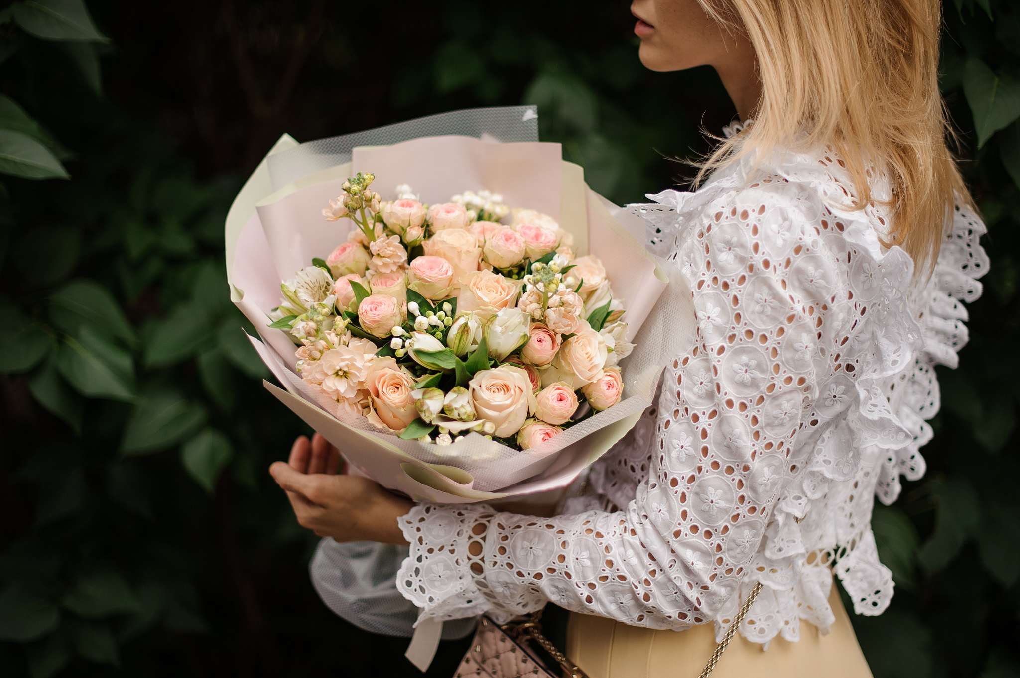 白色花束：白玫瑰、茉莉与满天星的优雅搭配