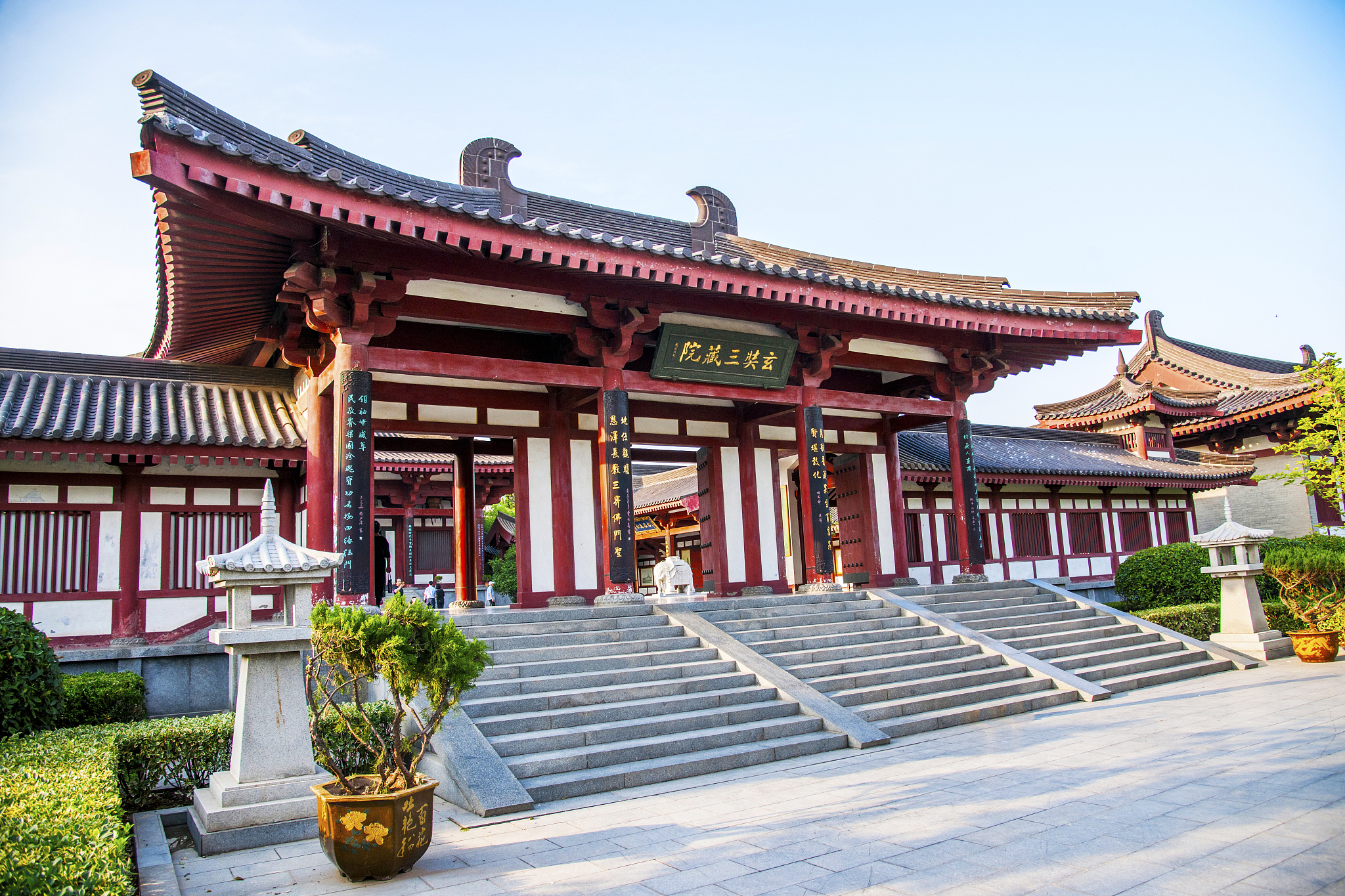 给陕西瑞鼎华建筑工程有限公司写一首诗