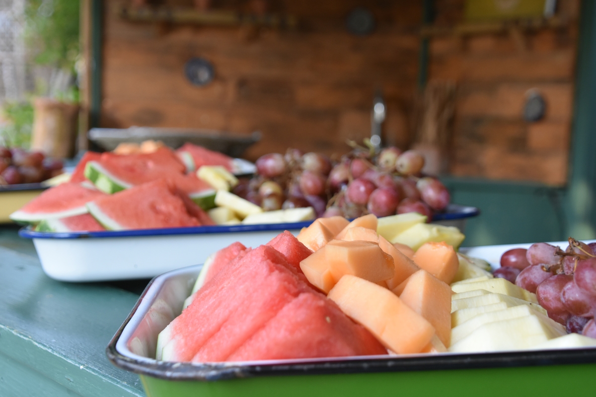 医生眼中的水果火龙果性凉糖分较高少吃西瓜低糖蛋生糖指数高适量吃芒果高糖高纤维素适量吃香蕉高糖高热量少吃草莓低糖营养高放心吃炫樱桃低糖低热量放心吃猕猴桃低脂低糖放心吃蓝莓糖性较高低热量可以吃菠萝低糖丰富维生素可以吃。上述内容修改百分之三十但使其意思不变要符合抖音短视频规则必须人性化语句通顺不可删重点