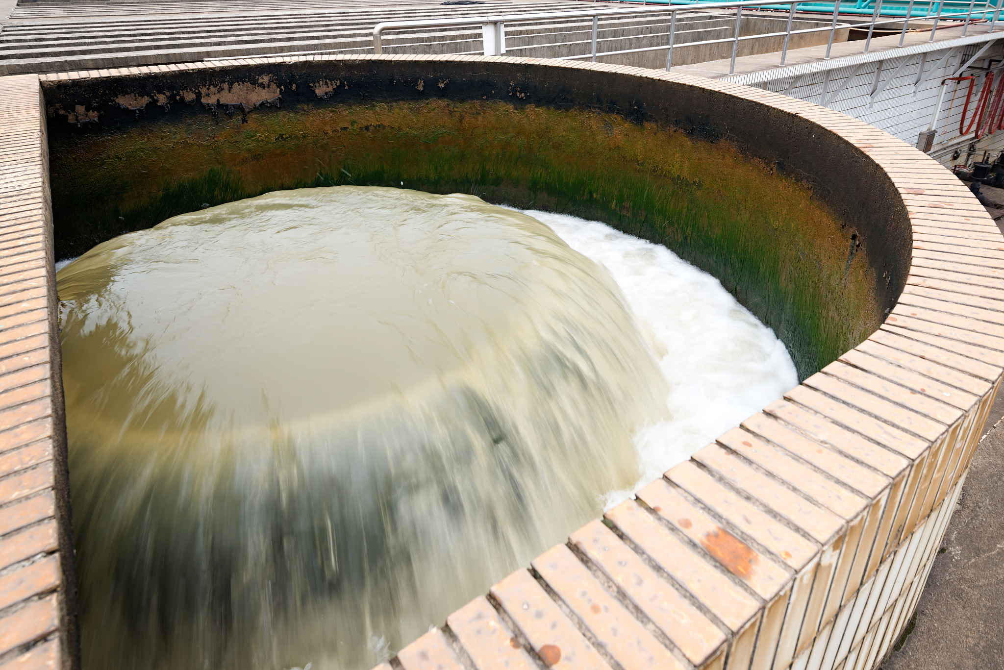 给排水工程师：设计、建造和维护城市水系统