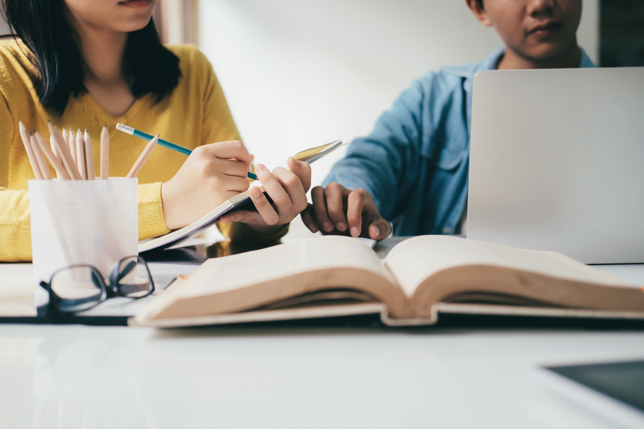 students campus helps friend catching up and learning.