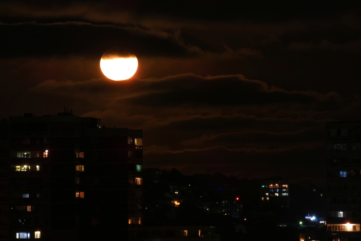 瓦尔纳夜间城市景观,住宅楼上方有超级月亮