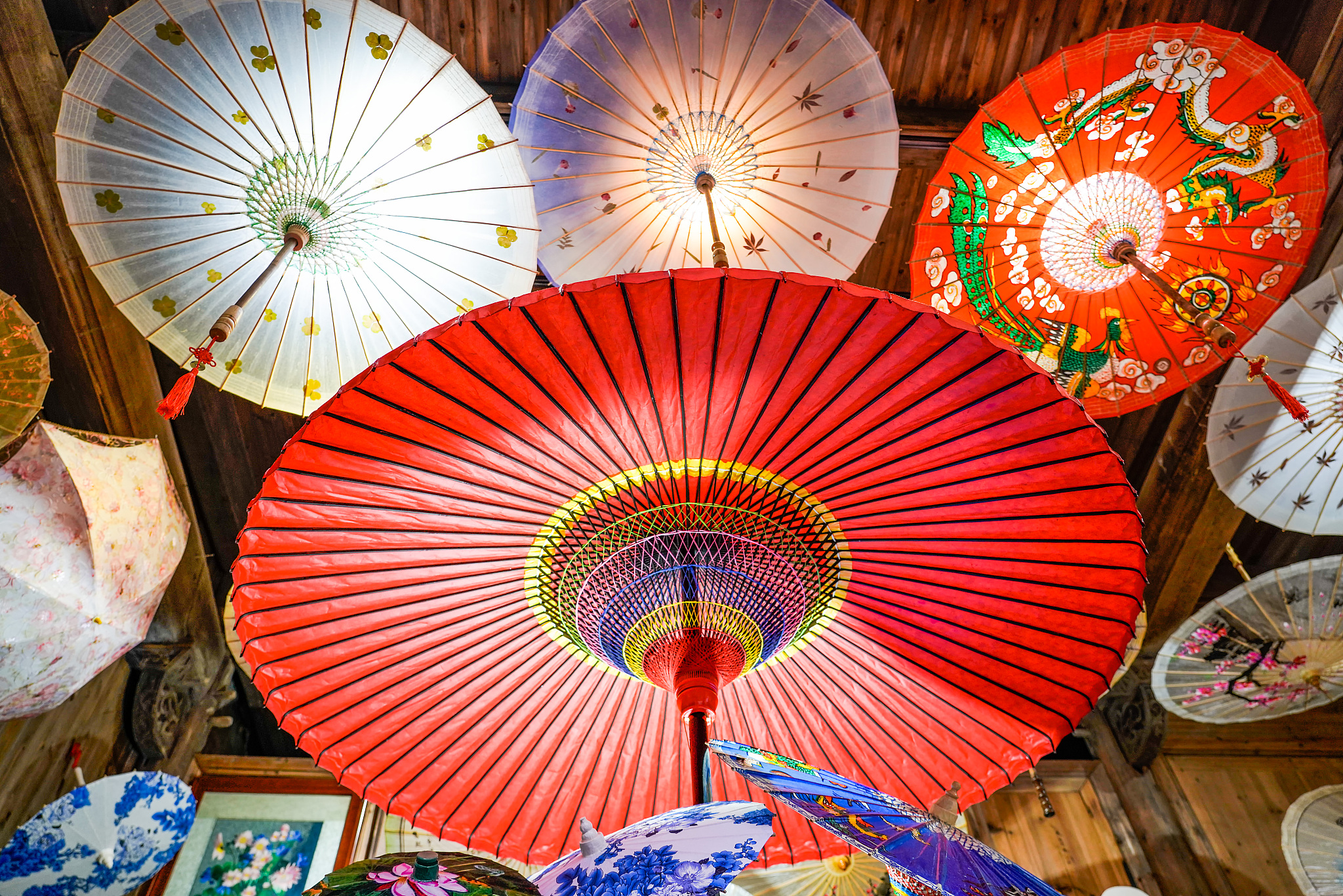 油纸伞装饰讲究及思想内涵：吉祥图案、文化符号、社会风俗、神话传说