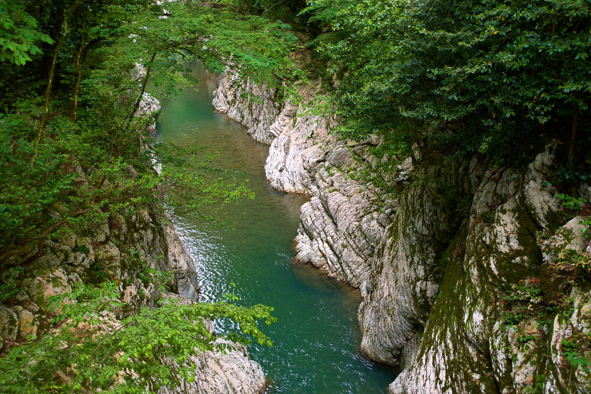 马岭河峡谷：翡翠般水流穿梭于青山绿水之间