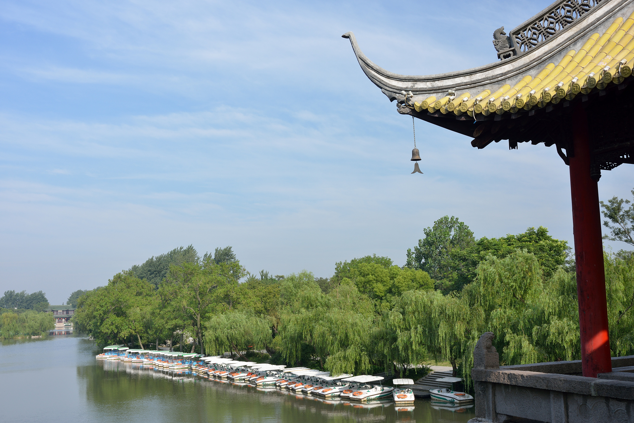 用大学生的知识水平写一段有关城市公园建设和经济水平的辩证认识结合多篇文献。以扬州的某个公园为例