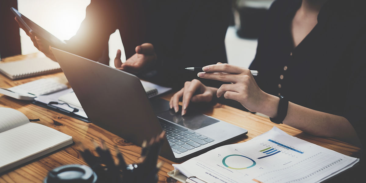 金融市場の発展と競争の激化に伴い、投資家は市場情報をより正確で包括的かつ迅速に入手する必要があります。従来の株式分析方法では、投資家が研究や分析に多くの時間と労力を費やす必要があり、分析の正確性とタイムリー性を保証することが困難でした。株式分析予測システムの急速な発展は、コンピュータ技術の進歩によるものであり、コンピュータ技術の進歩に伴い、データ処理の速度と能力が向上し、より多くのデータを処理する