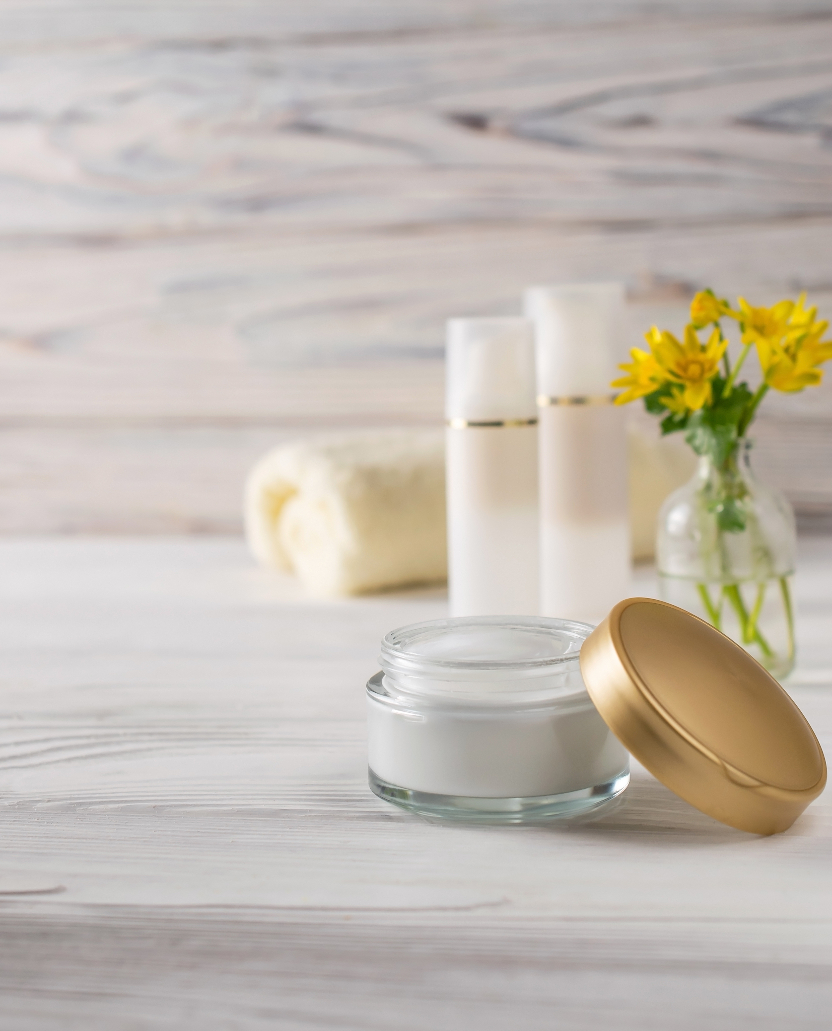 油皮护肤指南：选对产品，告别油光痘痘