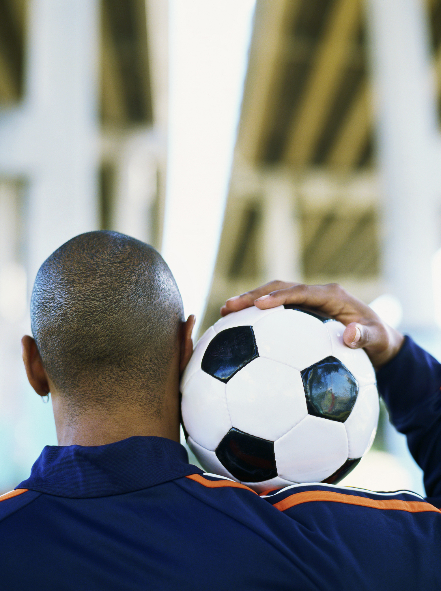 足球比赛中，运动员头球争夺可能导致的损伤是什么？