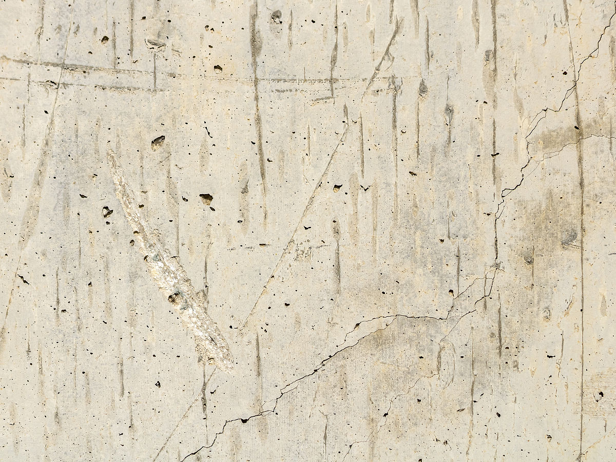 钢筋混凝土的纯弯段在裂缝间距稳定以后钢筋和混凝土的应变沿构件长度上的分布具有哪些特征？