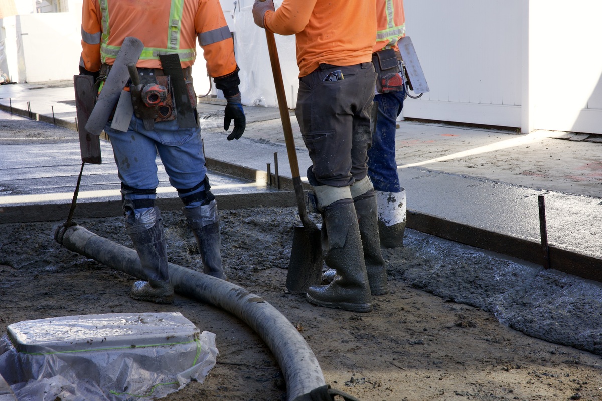 以下这段话如何换成另一种中文方式表达？混凝土振捣工必须穿雨鞋戴绝缘手套