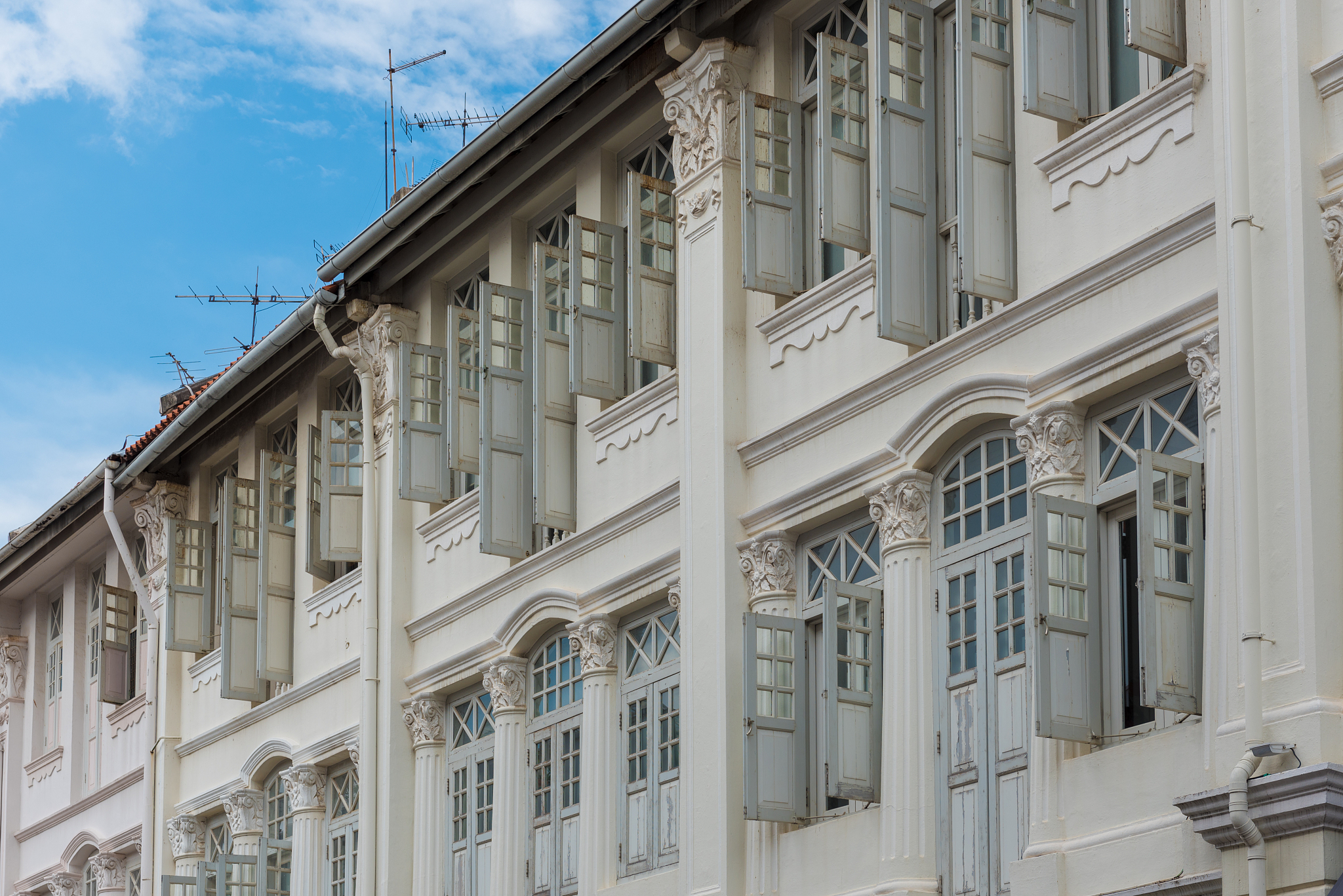 which one does singapore ues in official use, American English or British English?