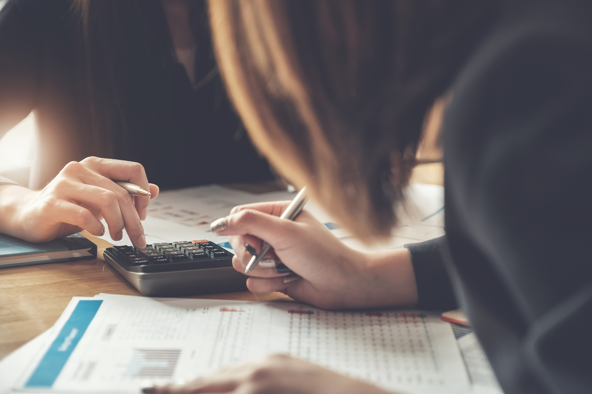 内容分析法是以搜集到的各种文献资源作为研究对象对文献资料进行客观和系统的层层推理对组成文献的因素与结构的分析更为细致和程序化的一种研究方法。内容分析法对文献内容的划分需要依据一定的标准当研究者选取的评价指标、划分体系、分类标准等要素得以确定时对文献资料等信息的加工便认为是客观的而不是主观的。研究获得的量化信息可以通过图表和数字等可视化的方式表达出来从而有助于对研究的解释和分析。