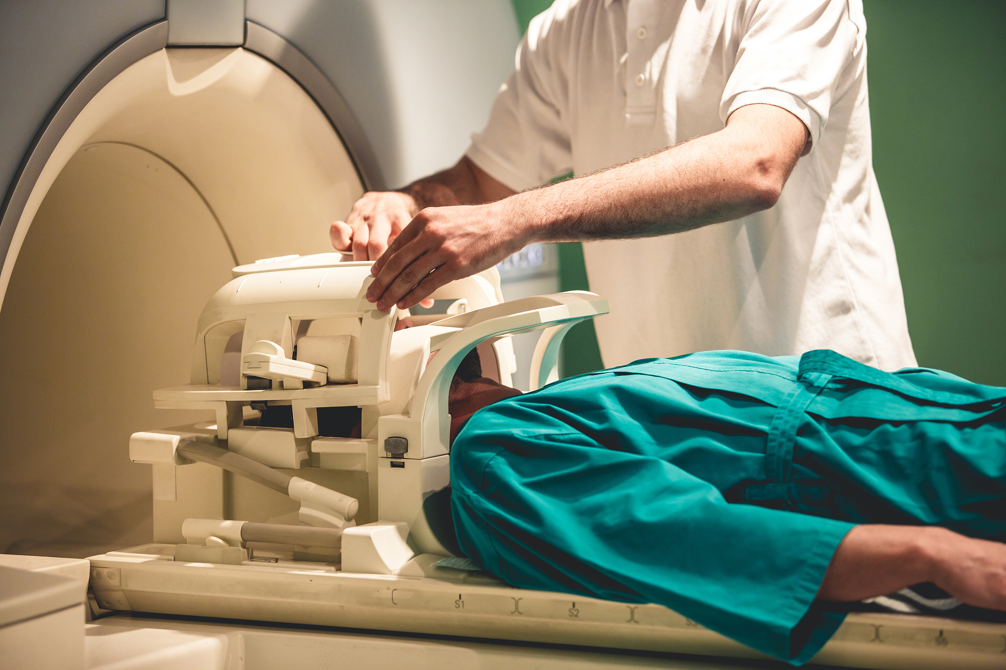 医院为啥用核磁共振不用铁磁共振