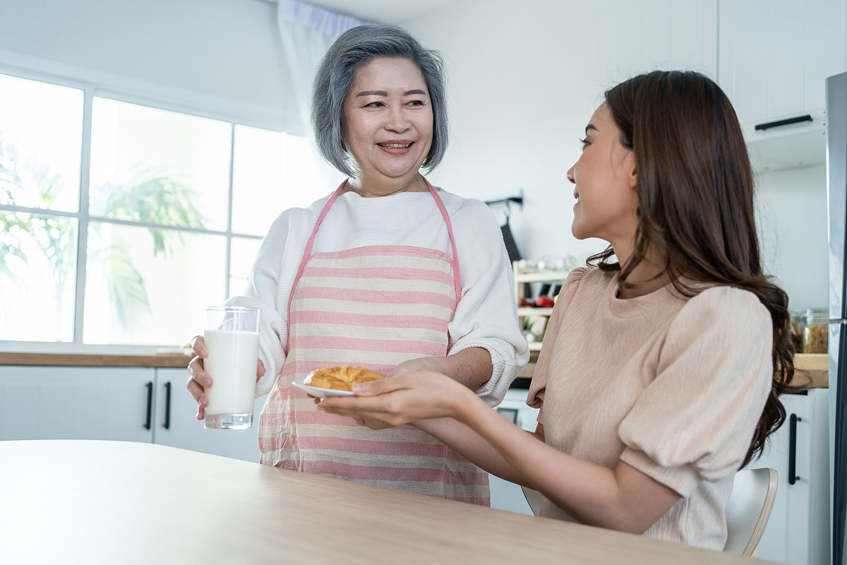 厨房里的温暖：老婆婆的安慰