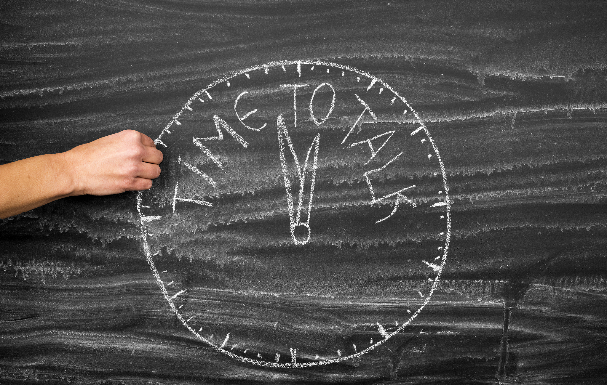 一列固有长度为 l的火车相对于地面以速度 v 运动车头和车尾各有一个对准的时钟。在地面上看两个时钟没有对准哪个时钟示数大？