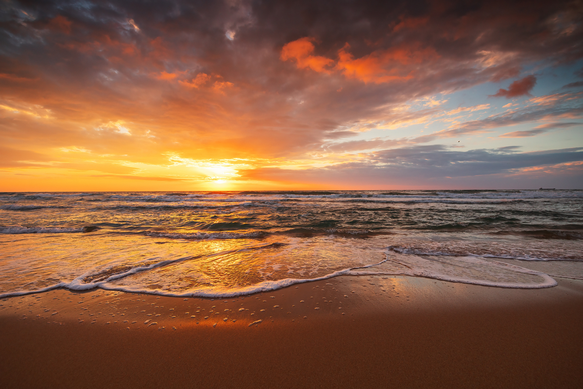 帮我写一个点击率高的日出的大海的标题字数20字
