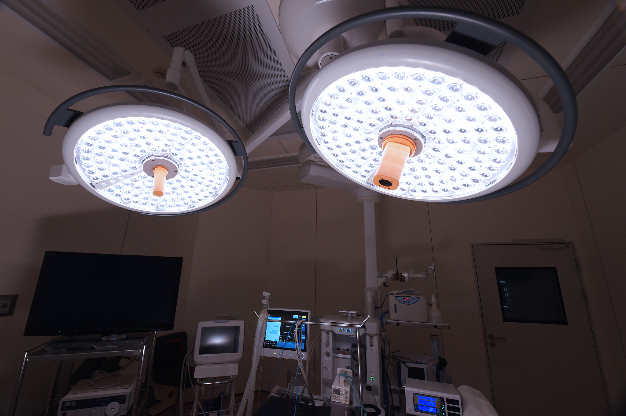 如何把以下文章修改更专业？If you want to get started with the Casambi lighting project working with AGC couldnt be simpler! First AGC will help you select devices that are compatible with Casambi These have includ