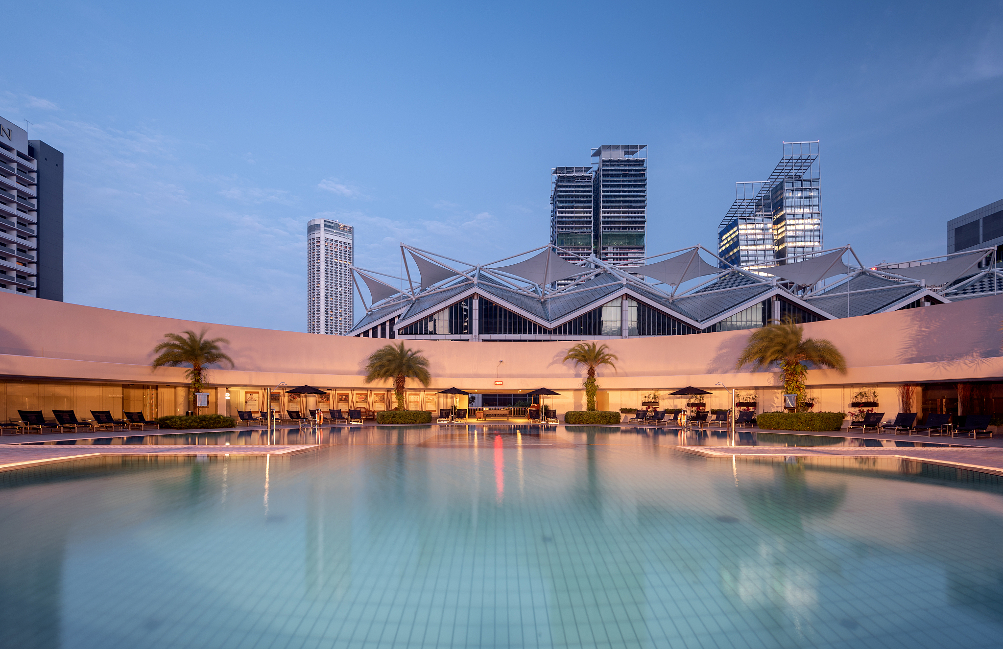 ★ 【度假首选】五钻沙吞雅诗阁大使馆酒店可选免费室外景观泳池、桑拿浴室、健身室、娱乐活动设施一应俱全★ 【优选行程】1单1团专车服务睡到自然醒行程设计宽松时间自己说了算彰显度假休闲理念★ 【缤纷景点】涵盖暹罗古城、三头神像博物馆、璀璨明珠号夜游湄南河、丹嫩沙多水上市场、美功铁道市场等曼谷特色景点及活动上面3段话重新用语言组织