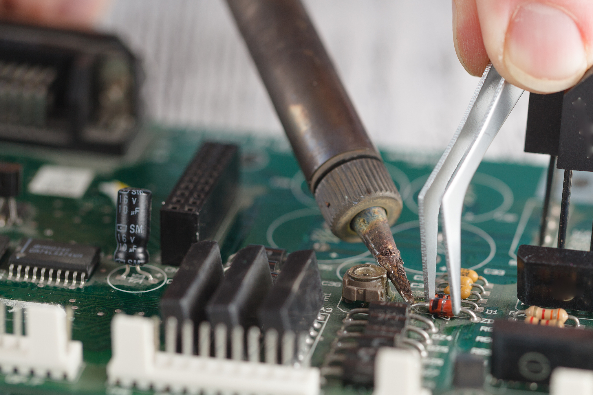 写一份1500字的在校电子工艺实习报告内容包含电阻检测与识别电路板焊接与拆装电子元件认识PCB板学习