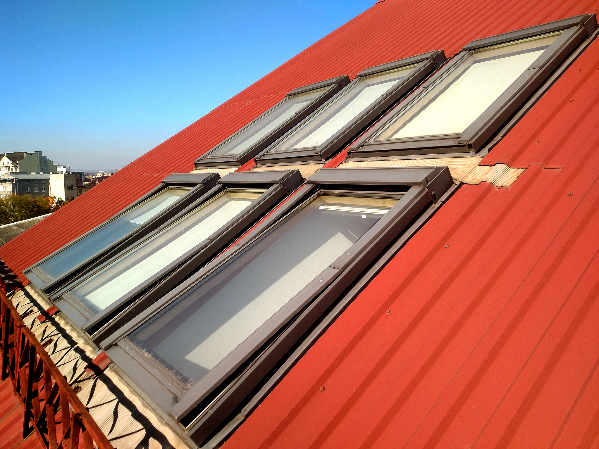 写一篇上海卢班通风讲解安装屋顶通风天窗注意哪些问题？的文案