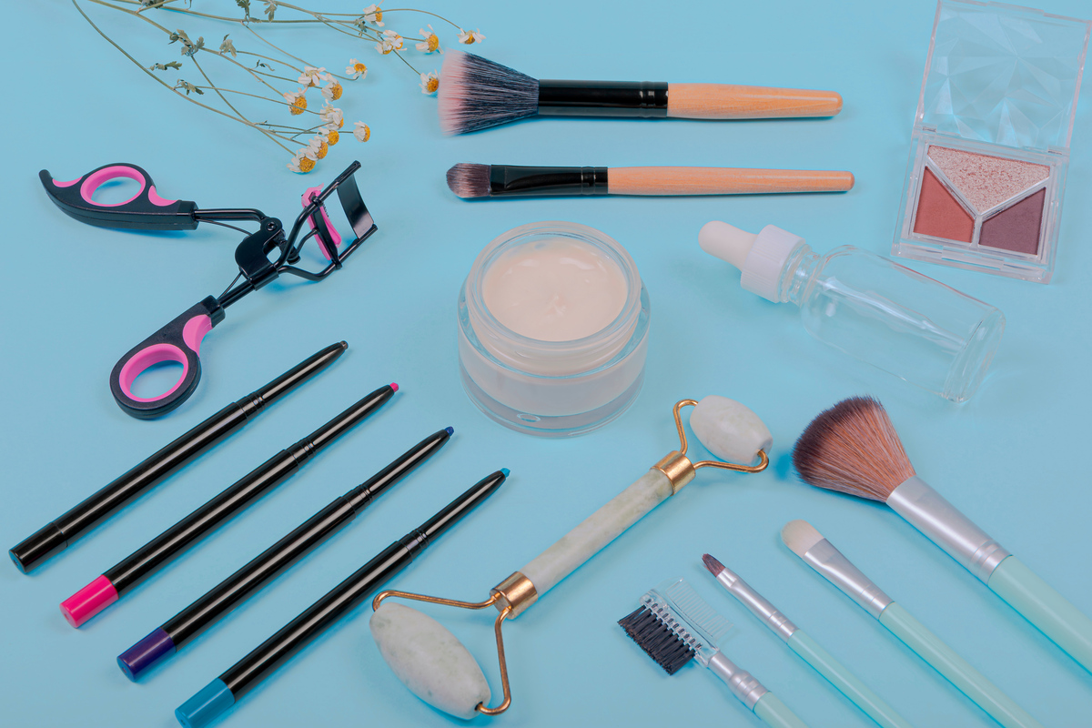 为一款化妆刷编写推广文案查重不能太高不少于三百字内容包括：8支旅行化妆刷套装新手福音来啦！丰残党也可以轻松上半的8支套刷组合四款可选莫兰迪色调颜色不同随心选择搭配同色调皮革刷包快来看看有没有截中你的心蓝色粉色寄色