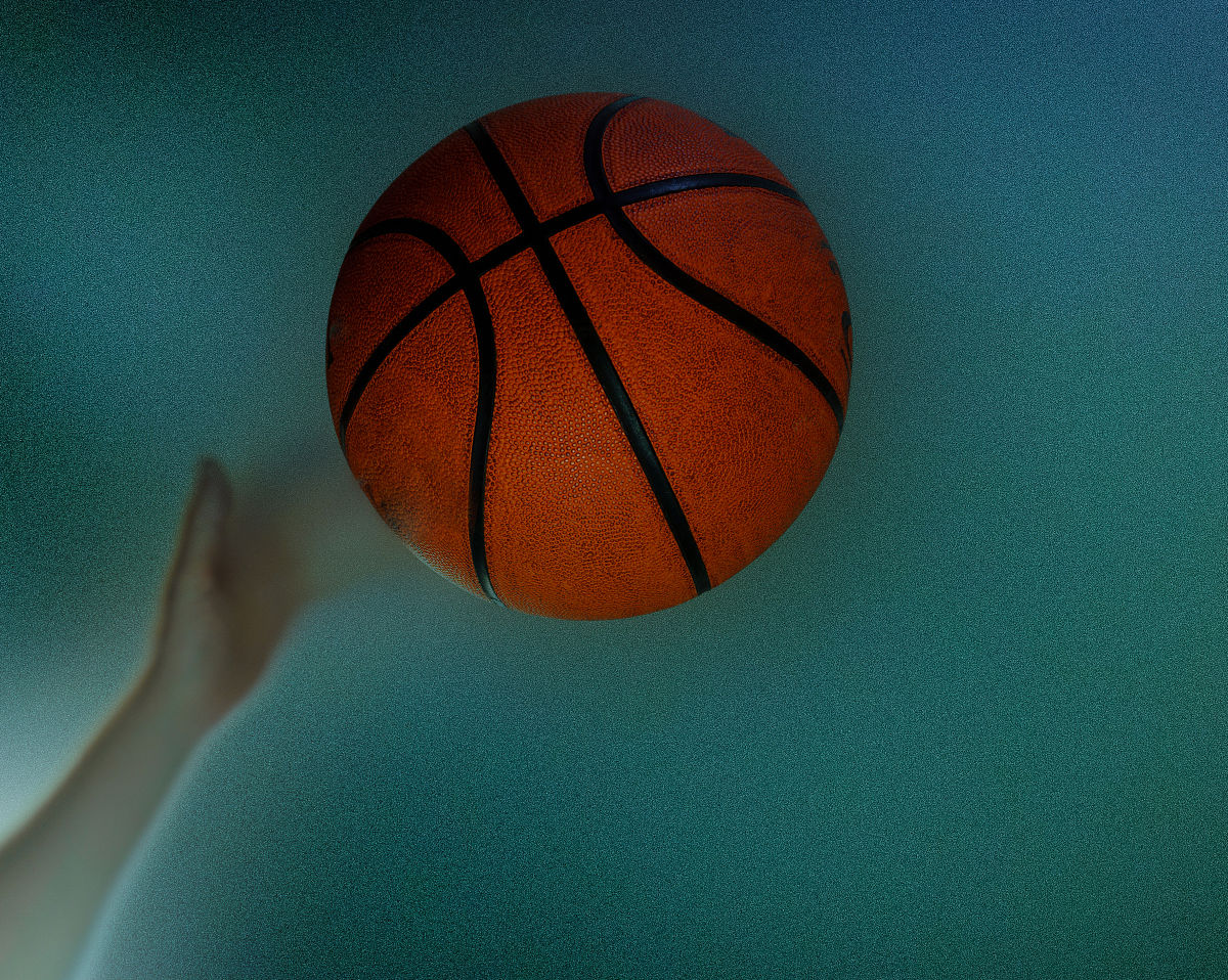 篮球小说主角的假动作轻松晃开对手防守用一千字进行细节描写同时要描写队友、对手以及现场球迷对主角假动作的震撼感同时还要有解说员的现场解说旁白