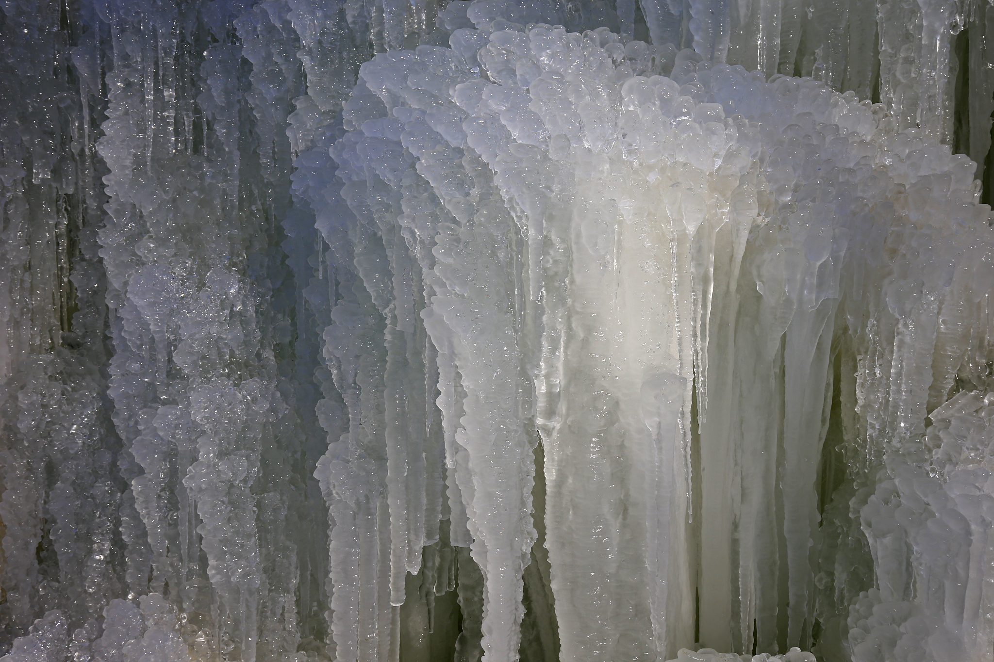 请凝练为85个字符得句子：	The carry-over effect of preceding winter wheat managements on the water consumption and yield of subsequent summer maize was analyzed