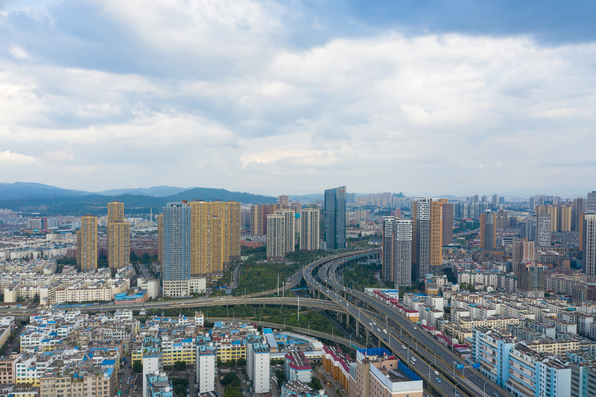 航拍昆明城市及高架快速道路