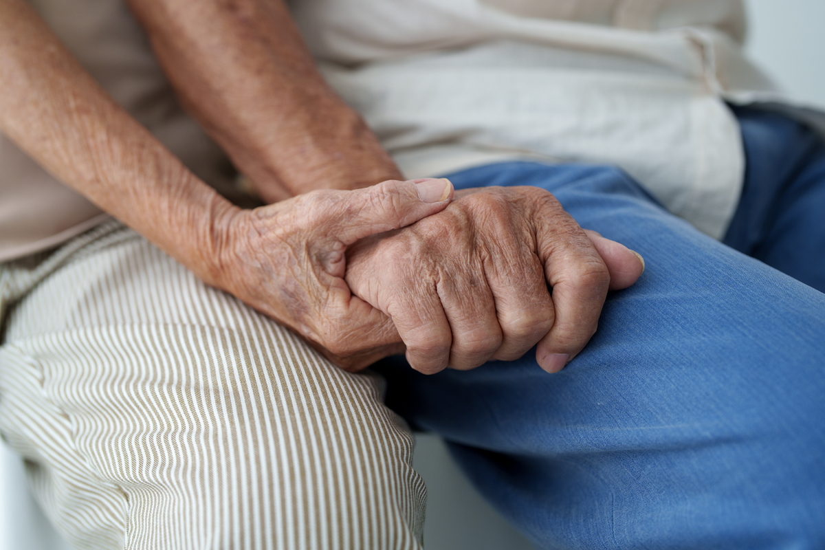 老年人手脚抽筋：原因分析与应对方法