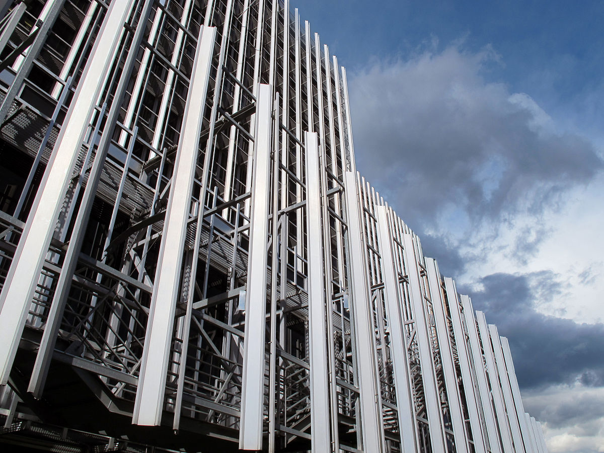 大型商场的建筑外立面之间通过钢连廊连接能够使两座商场互通提高商场的经济效益同时方便人们逛街建筑外立面在建造钢连廊时需要利用建筑连接结构固定。然而现有的建筑连接结构在使用的过程中存在以下问题：1、在建造钢连廊时不方便调整建筑连接结构的角度从而不方便将钢连廊建造在不同倾斜度的商场建筑之间；2、现有的钢连廊与建筑外立面之间常常利用密封结构连接不具备排水的功能从而不方便雨季雨水的排放改写这段话让语句更加优