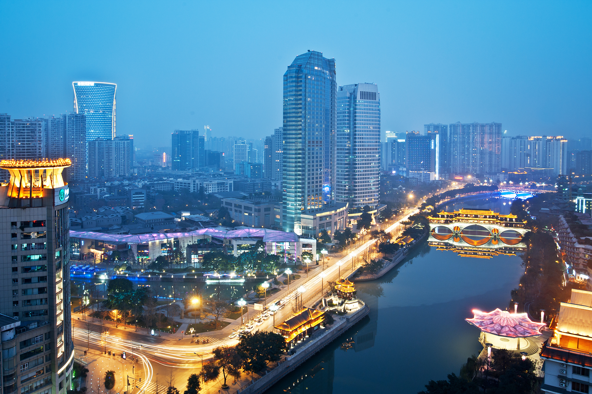 中国成都市府南河夜景,合江亭廊桥全景